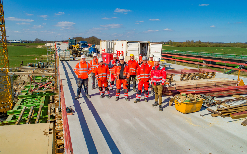 Baustelle Flutmuldenbrücke, Rhede. OEHM-Mitarbeiter stehen auf Überbau, Takt 10, letzter Abschnitt der Brücke. 